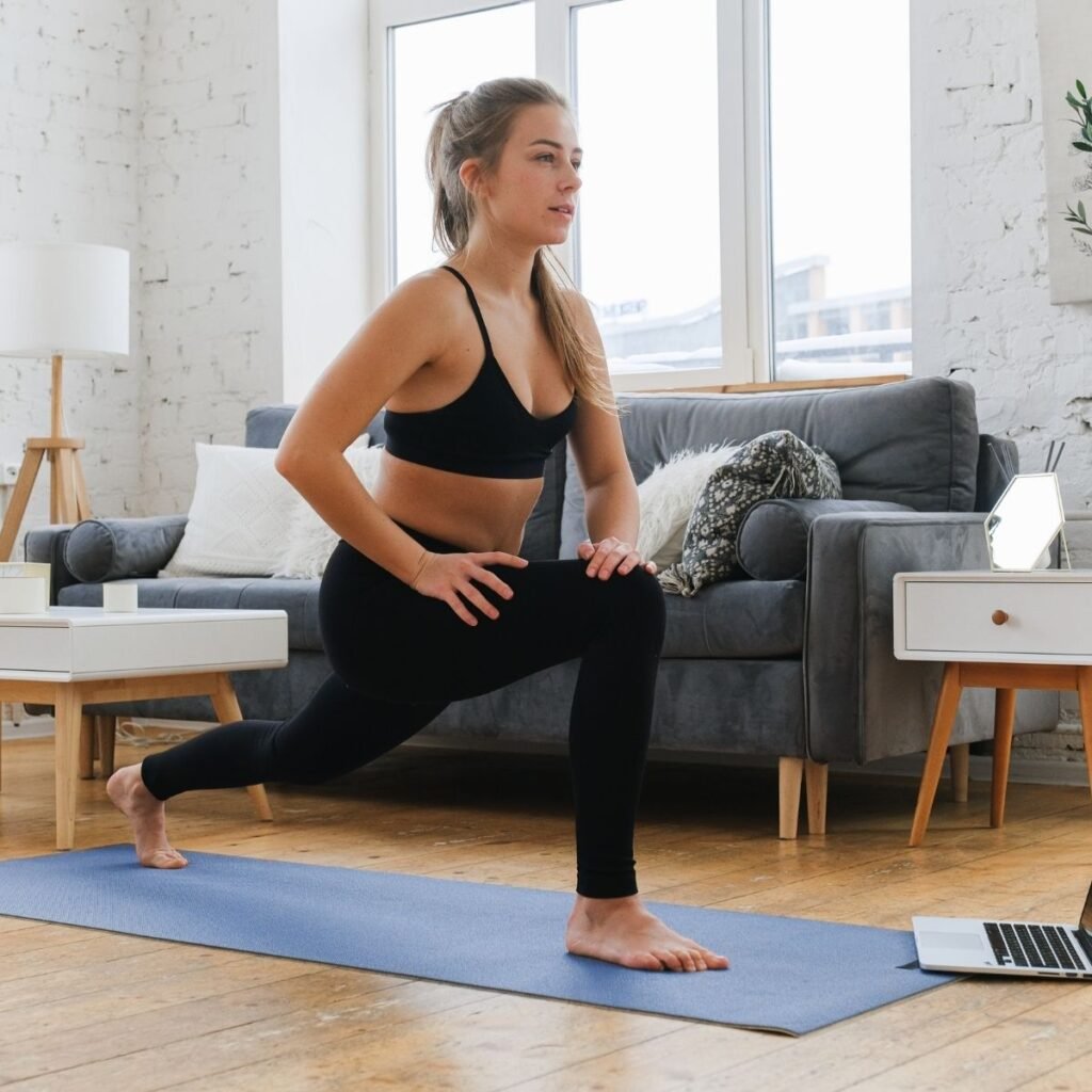 Uma boa opção para a academia é praticar exercícios em casa. Isso também garante a boa forma.