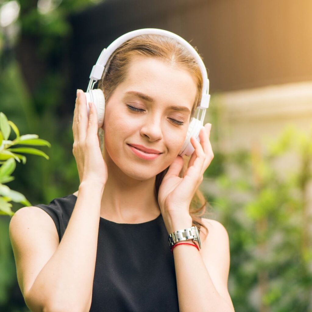 Como ganhar massa muscular. Seguindo as três dicas do artigo. A imagem mostra uma mulher ouvindo música.