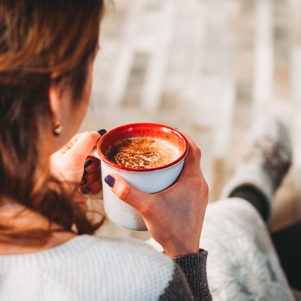 São muitos os benefícios do café para a saúde, inclusive o de ser um aliado para o emagrecimento. Na imagem, uma mulher segura uma xícara de café.