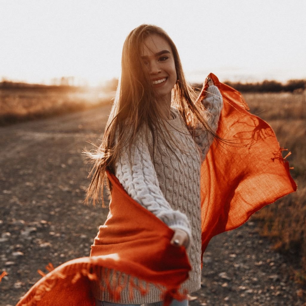 Mulher dançando feliz.