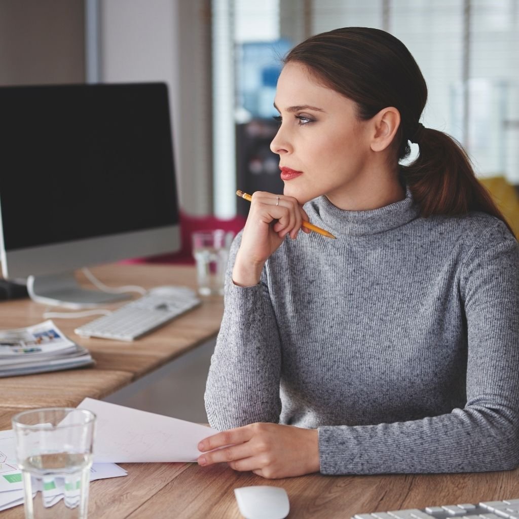 Mulher com expressão de reflexão