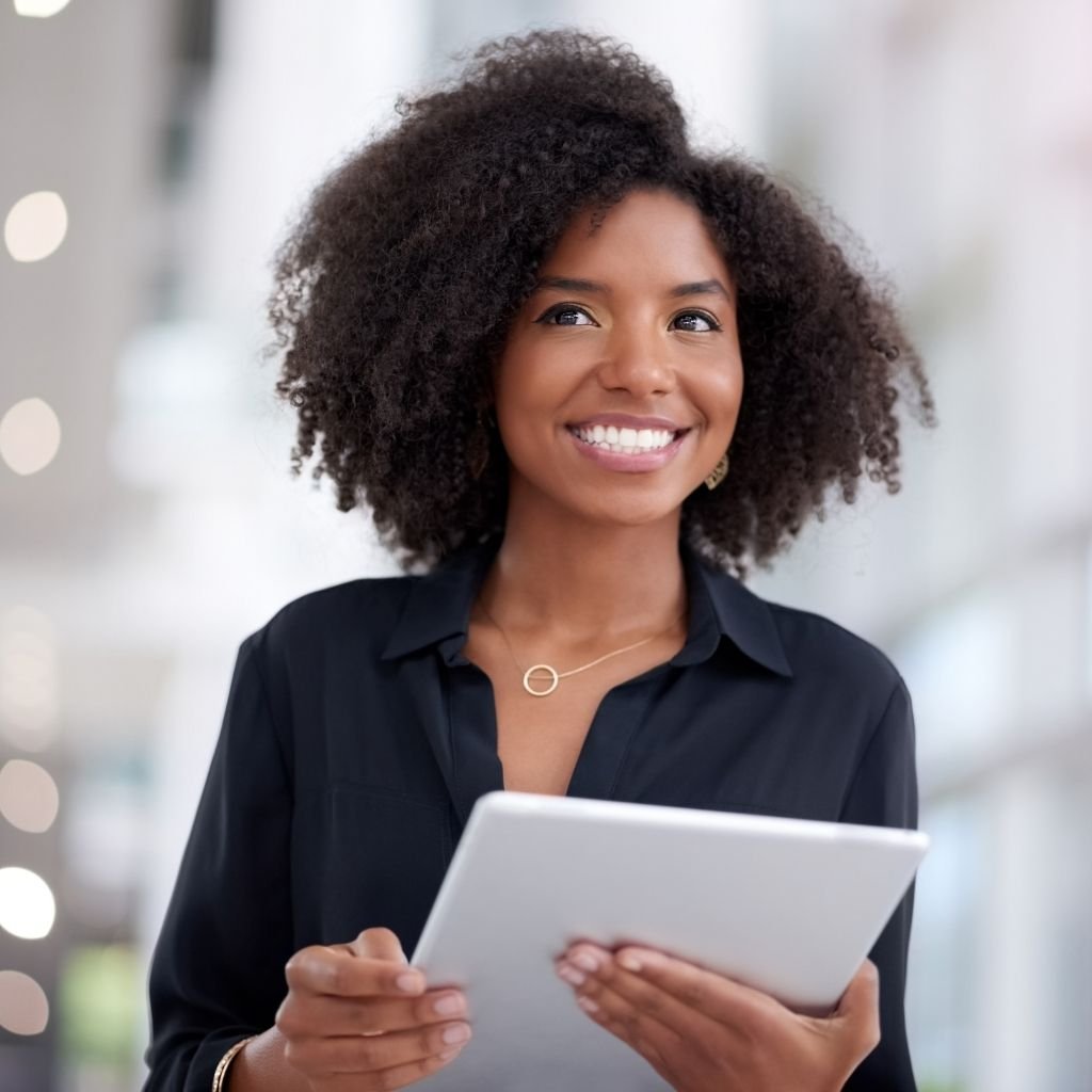 Mulher sorrindo, demonstrando um mindset de crescimento.